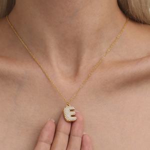 Collar con colgante de letras exageradas de circonita de 26 letras, chapado en oro PVD de 18K, de acero inoxidable 316L, con dijes de letras burbuja de lujo - Product Image 2