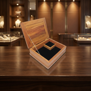 Boîte à bijoux carrée en contreplaqué personnalisable, fabriquée à la main par BS International, avec doublure en velours noir pour le rangement et la présentation - Product Image 1