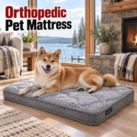 Matelas orthopédique pour chien avec surpiqûres et bordures personnalisées sur une housse en tissu gris imprimé avec des côtés en tissu gris imprimé