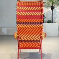 Fauteuil d'extérieur avec dossier tressé haut et accoudoirs roulés pour jardin et terrasse