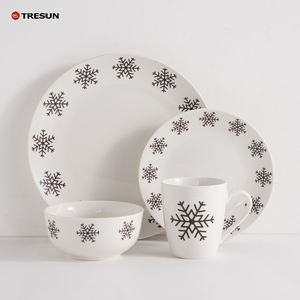 Service de vaisselle en céramique au design d'arbre de Noël avec logo personnalisé bols à riz en porcelaine pour les fêtes et assiettes à dessert mignonnes pour le dîner - Product Image 1