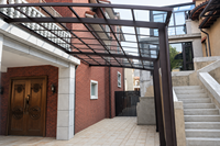 Abri de garage double moderne pour villa avec structure en alliage d'aluminium thermolaqué, auvent durable pare-soleil et imperméable