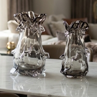 Vase à fleurs sculptural en verre gris fumé soufflé à la main, style Art déco moderne, avec bord festonné et taille cintrée, pour centre de table de salon