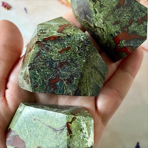 CrystalHola Piedra Natural Verde Cruda, Piedra de Sangre de Dragón, Cuarzo Freedom, Reiki Curativo, Decoración de Alta Calidad para el Hogar y la Oficina, Regalo - Product Image 4