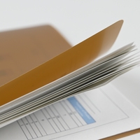 Carpeta de documentos transparente con diseño en forma de L y función de una sola página en entornos profesionales con material PP reciclable