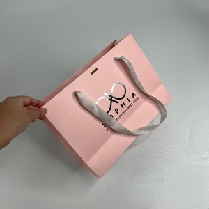 Sacs d'emballage de luxe en papier couché à prix d'usine avec poignées en ruban, options personnalisées roses, recyclables et estampillés or - Product Image 4