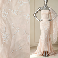 Robes de demoiselle d'honneur en organza rose clair transparent avec nœud brodé de sequins blancs et broderie florale pour l'été (garçons et filles)
