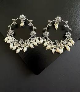 Boucles d'oreilles pendantes en perles oxydées en argent allemand de style vintage pour femmes et filles à usage décontracté et festif - Product Image 2