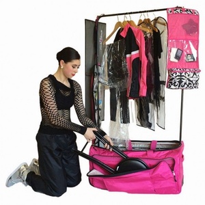 Échantillon gratuit Un sac à dos de sport de plein air avec un tirant à rouleaux, un couvercle de protection et un sac de danse avec porte-costumes - Product Image 2