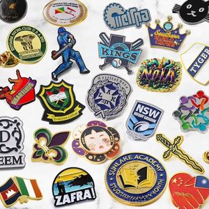 Pins Personalizados Económicos con Logotipo para Deportes, Universidad y Negocios - Product Image 2