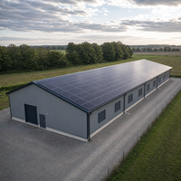 Fourniture de panneaux isolants pour ferme d'élevage solaire à structure en acier, toit à pignon, ventilation à 11 persiennes et porte à baie enroulable