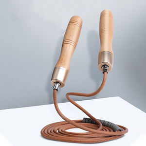 Logo personnalisé lourd <span class=keywords><strong>corde</strong></span> <span class=keywords><strong>à</strong></span> <span class=keywords><strong>sauter</strong></span> en cuir de vache manche en bois équipement de fitness <span class=keywords><strong>corde</strong></span> <span class=keywords><strong>à</strong></span> <span class=keywords><strong>sauter</strong></span> numérique - Product Image 2