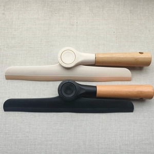 Raclette de douche rotative avec lame en silicone et manche en bambou pour le nettoyage des vitres de salle de bain et des fenêtres - Product Image 3