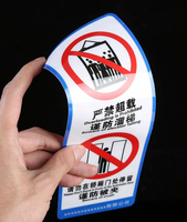 Étiquettes suspendues personnalisées de luxe ZHEHAN pour vêtements, en papier gaufré avec logo personnalisé et cordons, provenant du Jiangsu
