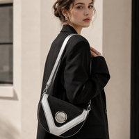 Damen-Umhängetasche aus PU-Leder, halbmondförmige Umhängetasche, kontrastfarbene Klappentasche, verstellbarer Riemen, lässige Alltagshandtasche