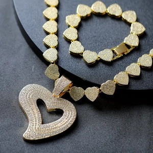 Hot Sale Bling Große hohle Herz Anhänger Halskette Mode voll gepflastert 5A Strass 15mm Herz kubanischen Kettens chmuck für Frauen