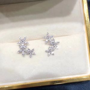 Pendientes de Diamantes Naturales Personalizados Xinfly de Oro Original de 18K con 0.5CT SI, Diseño de Tres Flores - Product Image 3