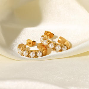 2025 Venta caliente diseño Simple mujer Chunky cinco incrustaciones de acero inoxidable impermeable 18K PVD chapado en oro perlas Stud pendientes - Product Image 5