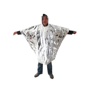 Ponchos de pluie d'urgence en feuille thermique couleur argent avec poncho de voyage en plastique personnalisé - Product Image 2