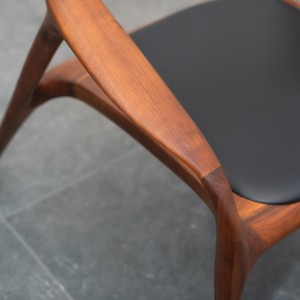 Fauteuil d'appoint contemporain en bois de noyer massif avec accoudoirs incurvés, finition grain ouvert, mobilier moderne pour la maison et les centres de villégiature PISANO - Product Image 6