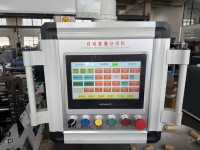 Meilleure vente Rebobineuse non-stop de rouleaux d'étiquettes entièrement automatique avec machine à refendre et à découper automatique avec servomoteur