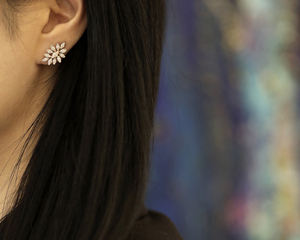 Boucles d'oreilles flocon de neige en or 14 carats avec diamants, vente en gros de bijoux fins, fabricant de bijoux, boucles d'oreilles personnalisées avec design flocon de neige, OEM ODM - Product Image 6