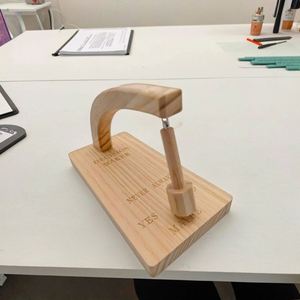 Péndulo de madera para tomar decisiones, juguete de escritorio divertido, para quienes dudan en tomar decisiones, hecho a mano, regalo decorativo para oficina. - Product Image 2