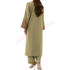 Ensemble deux pièces décontracté et élégant de créateur, aux couleurs vibrantes, en satin naturel, coupe évasée, idéal pour un mariage de printemps - Product Image 2