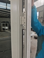Portes et fenêtres en aluminium à impact ouragan de style moderne avec verre réfléchissant gris pour la maison