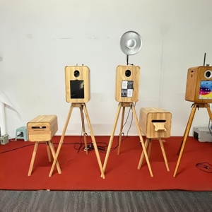 תא צילום רטרו דו-צדדי מעץ של מרשל אודיו, מיוחד למסיבות, עם רגלי עץ אלון מתקפלות - Product Image 4