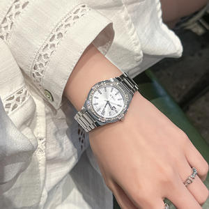 2025 nouvelle montre en acier inoxydable pour femme avec cadran en strass et calendrier élégant - Product Image 3