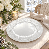 Assiettes de présentation 13 pouces en plastique texturé vert gaufré motif pomme de pin et houx, durables, de luxe, modernes, pour la décoration de table de fête