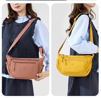 Sac à bandoulière personnalisé en gros avec logo, sac de poitrine en nylon imperméable, sac vintage pour femme, sac à bandoulière croisé en forme de lune