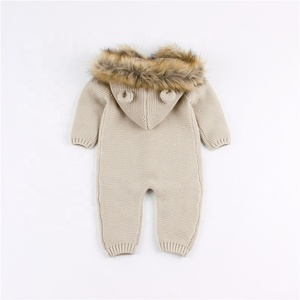Tuta Invernale Calda Neonato OEM, Pagliaccetto Antivento con Cappuccio in Pelliccia e Chiusura a Bottoni per Neonato a Tinta Unita - Product Image 3