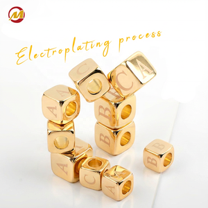 Cubo de metal con letra inicial del alfabeto, colgante de aleación, cuentas cuadradas gruesas de oro y plata para pulseras DIY y accesorios de bolsos - Product Image 1