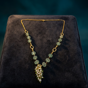 Collier Lariat en Laiton Italien Plaqué Rhodium Personnalisé avec Pendentif Grappe de Perles d'Imitation et Perles Melon en Fluorite Verte Sculptée - Product Image 4