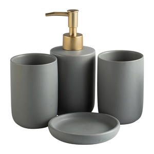 Ensemble de salle de bain en céramique quatre pièces Casualpure avec rince-bouche en plastique et tasses à brosse à dents fournitures de toilette - Product Image 1