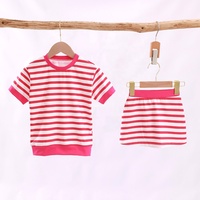 Tenue de tennis rayée 2 pièces pour petites filles, t-shirt à manches courtes et jupe, tissu doux et respirant pour les sports d'été et le quotidien