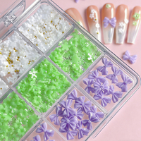 12 compartiments de breloques et accessoires pour nail art en résine, strass, fleurs, nœuds, billes en acier et pierres de diamant, couleurs violet, blanc, vert