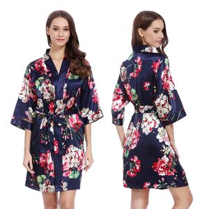 Robes kimono en satin de soie à imprimé floral pour femmes mariées personnalisées en gros - Product Image 2