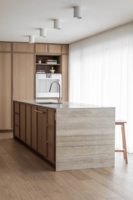 Meubles de cuisine VERMONHOUZZ sur mesure en bois clair avec îlot en travertin et design minimaliste pour cuisine