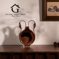 Sculpture abstraite contemporaine en résine de style Guangdong avec sculpture de double queue de cheval pour la décoration de salon et la maison (vase)
