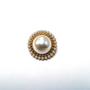 Vente en gros de boutons de perles en métal petits manteaux de vêtements d'extérieur de style parfumé pour femmes boutons ronds en alliage cousus à la main pour femmes - Product Image 4