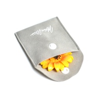 Pochette à bouton en daim gris clair pour bijoux, avec logo personnalisé