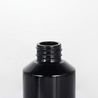 Flacon en verre noir à épaules arrondies avec couvercle en bois pour l'emballage des soins de la peau, des lotions et des shampoings