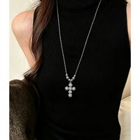 Collier pendentif croix vintage, entièrement orné de strass, perles rouges, style long, unisexe, accessoire de collier perlé élégant et cool