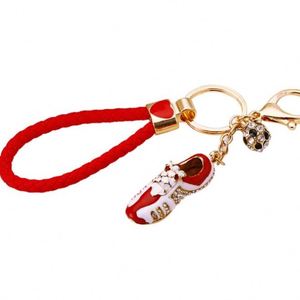 Porte-clés pendentif en métal pour homme, motif chaussures de football et baskets, avec mousqueton en alliage et zinc, orné de diamants - Product Image 1