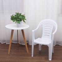 Ensemble table et chaises en plastique pour restaurant