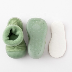 Vente en gros de <span class=keywords><strong>chaussettes</strong></span> d'hiver épaisses en éponge pour bébé, enfant en bas âge, chaussures de marche chaudes et antidérapantes, <span class=keywords><strong>chaussettes</strong></span> avec semelle en caoutchouc - Product Image 3