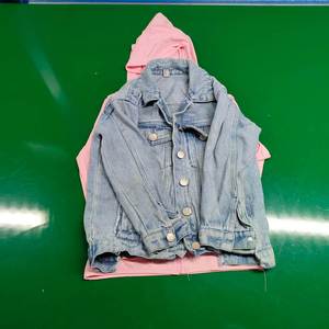 Abbigliamento Usato per Bambini in Buone Condizioni, per Ragazzi e Ragazze, in Vendita con Maglioni, Pantaloni, Felpe, Cappotti, Misure e Colori Assortiti - Product Image 1